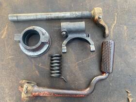 Ford 600-800-840-850-801-841-861 Tractor 801-861 Engine Clutch Release Fork-hub-shaft And Pedal 5 Speed Transm