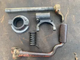 600-800-840-850-801-841-861 Ford Tractor 801-861 Engine Clutch Release Fork-hub-shaft And Pedal 5 Speed Transm