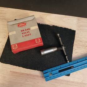 Ford 9n640 1939 - 1947 9n Tractor Hydraulic Valve Assy # Nos Oem