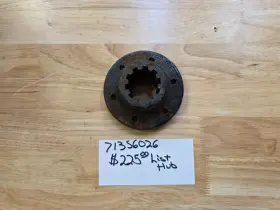 71356026 Gleaner Allis Chalmers Hub R62 R72 Combine 71356026 Gleaner Allis Chalmers Hub R62 R72 Combine