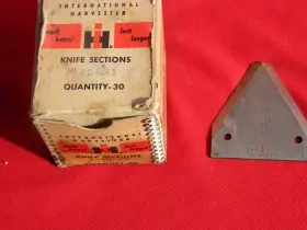 22853 Ih 30 Vintage International Harvester Sickle Bar Mower Knife Sections In Box 22853 Ih 30 Vintage International Harvester Sickle Bar Mower Knife Sections In Box