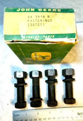 Aa3819r John Deere Box Of 4 Oem Fastenings Bolts Drive Wheel Hub Nos G Aa3819r John Deere Box Of 4 Oem Fastenings Bolts Drive Wheel Hub Nos G